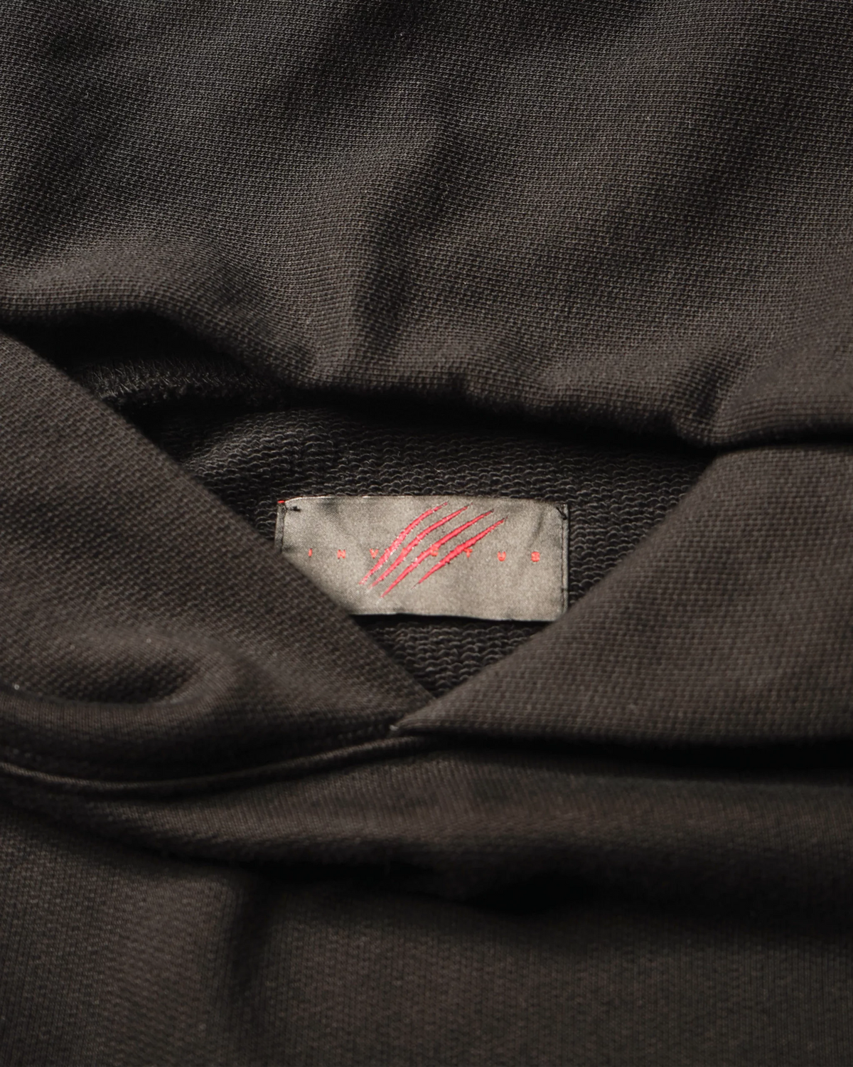 INVICTUS SILENT ICON HOODIE / 極簡爪痕帽T