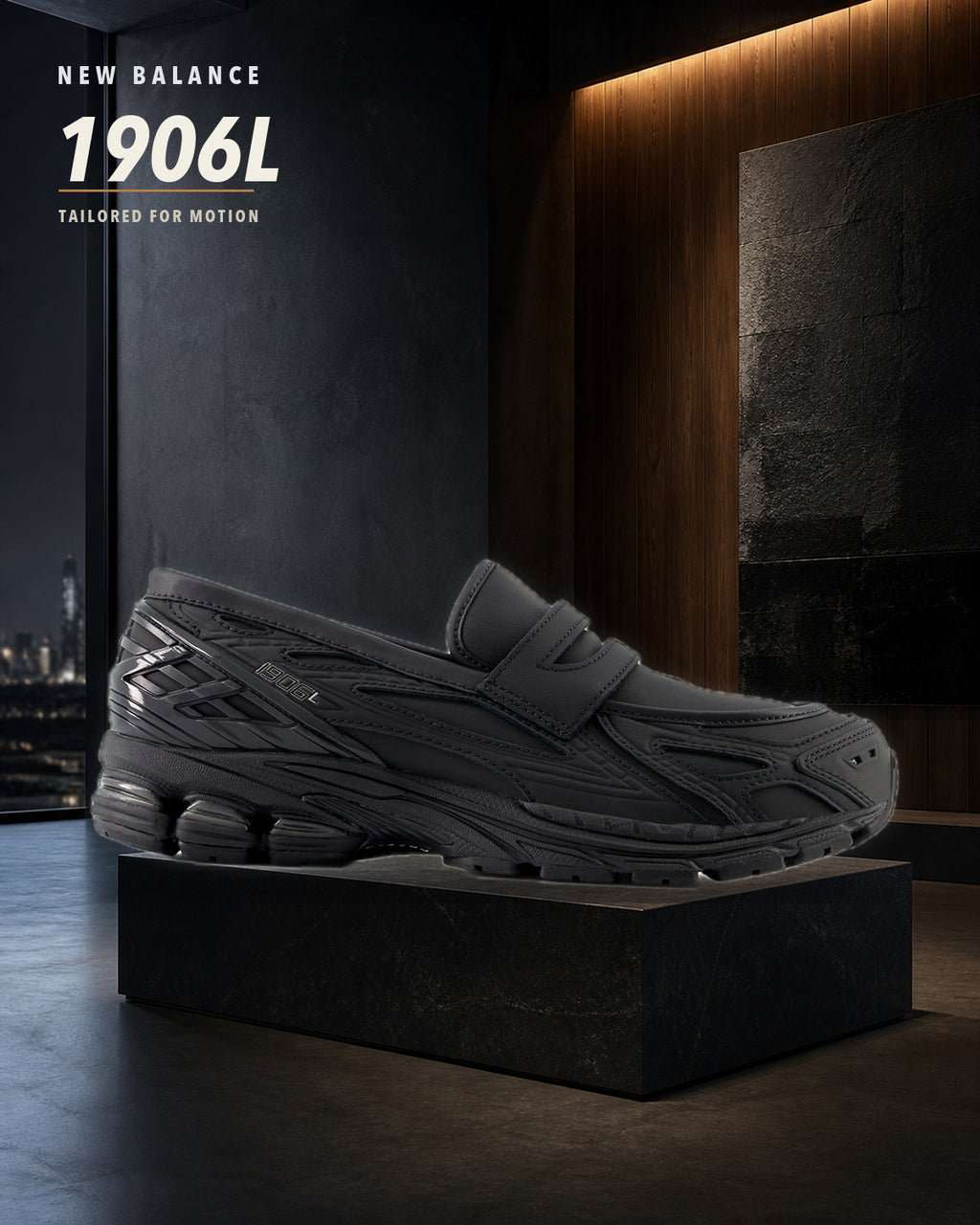 New Balance 1906L U1906LBN 全黑樂福鞋側面，置於黑色石材展示台的深夜木質藝廊