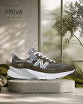 New Balance 990v6 U990OG6 灰橄欖綠跑鞋側面，置於晨光植物溫室的磨石展示台