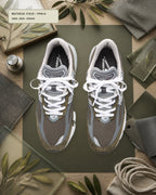 New Balance 990v6 U990OG6 灰橄欖綠跑鞋俯視雙鞋，搭配葉片、網布與麂皮材質樣本