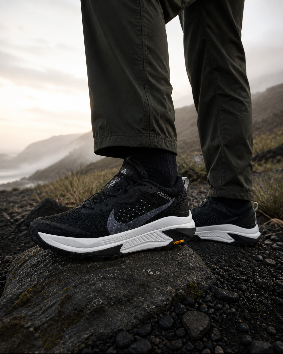 Nike ACG Zegama Trail GTX HV8113-001 黑白越野跑鞋－火山海岸步道上腳圖