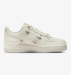 Nike Air Force 1 '07 LX FV3654-111 米白 金屬 金鉤 立體 小鉤 銀鞋扣 燕麥奶