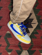 Travis Scott x Air Jordan 1 Low OG “Canary” 女款 藍黃 藍倒鉤 DZ4137-700