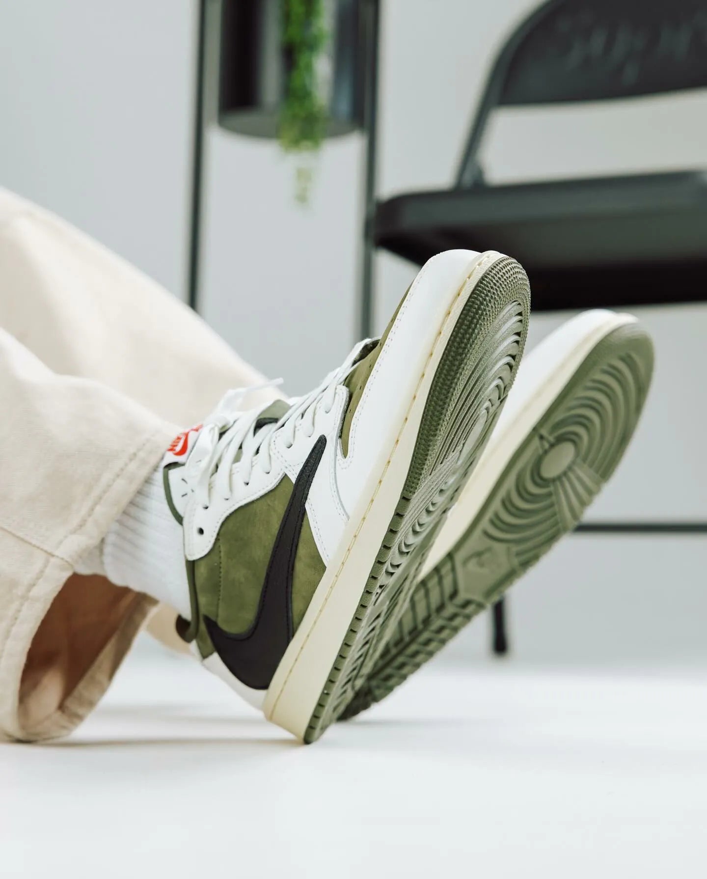Travis Scott x Air Jordan 1 Low OG "Olive" 2024橄欖綠2.0 男款 DM7866-200 倒鉤