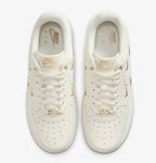 Nike Air Force 1 '07 LX FV3654-111 米白 金屬 金鉤 立體 小鉤 銀鞋扣 燕麥奶