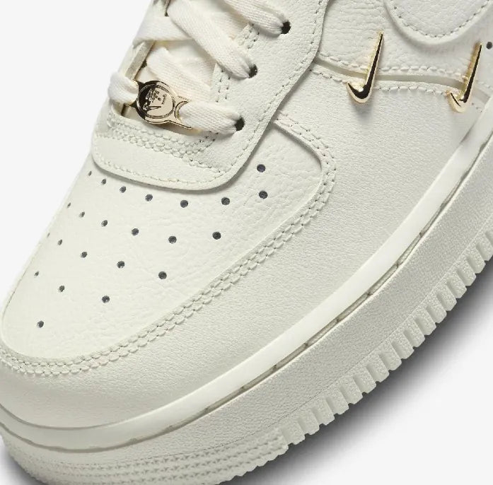 Nike Air Force 1 '07 LX FV3654-111 米白 金屬 金鉤 立體 小鉤 銀鞋扣 燕麥奶
