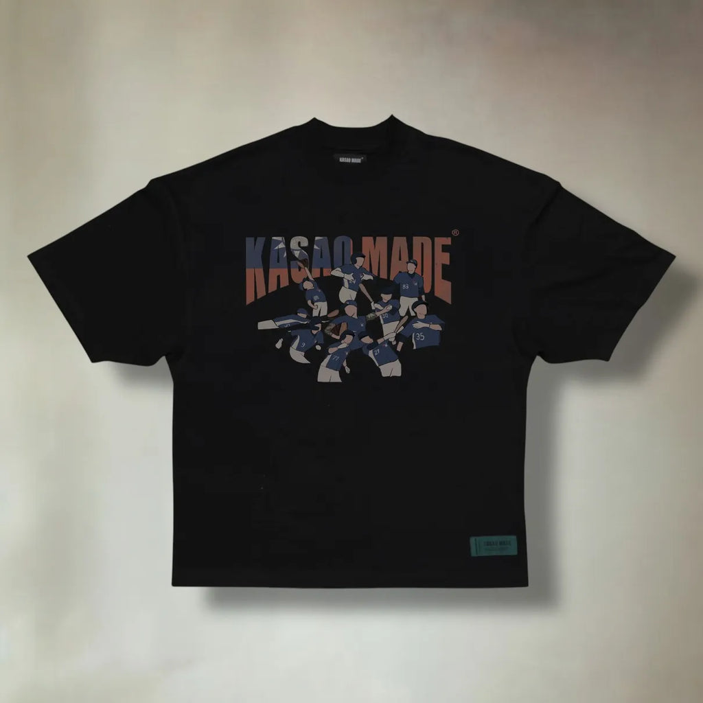 𝗞𝗔𝗦𝗔𝗢 𝗠𝗔𝗗𝗘®︎ SS25 “Champion’s Legacy” Tee Dark Black (預購需等待四周到貨，商品為手工製作耗時較久）
