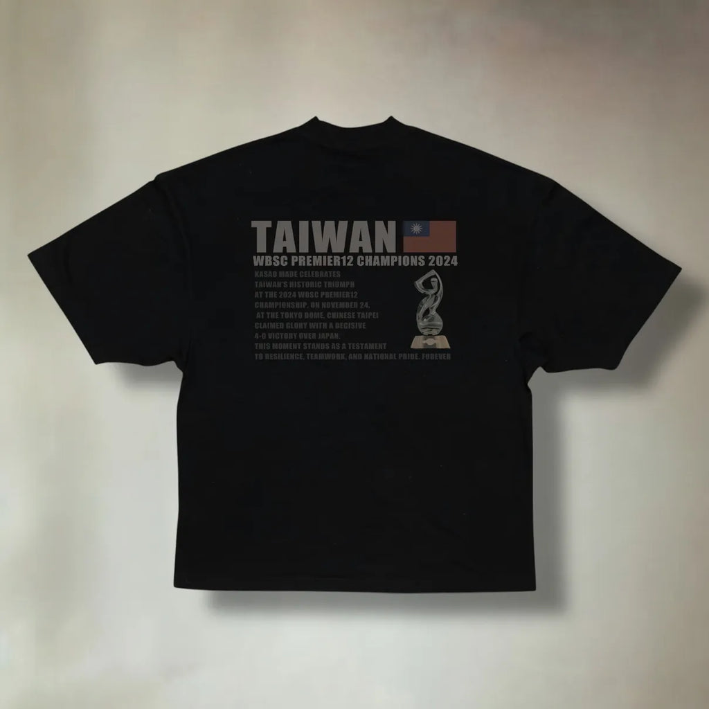 𝗞𝗔𝗦𝗔𝗢 𝗠𝗔𝗗𝗘®︎ SS25 “Champion’s Legacy” Tee Dark Black (預購需等待四周到貨，商品為手工製作耗時較久）