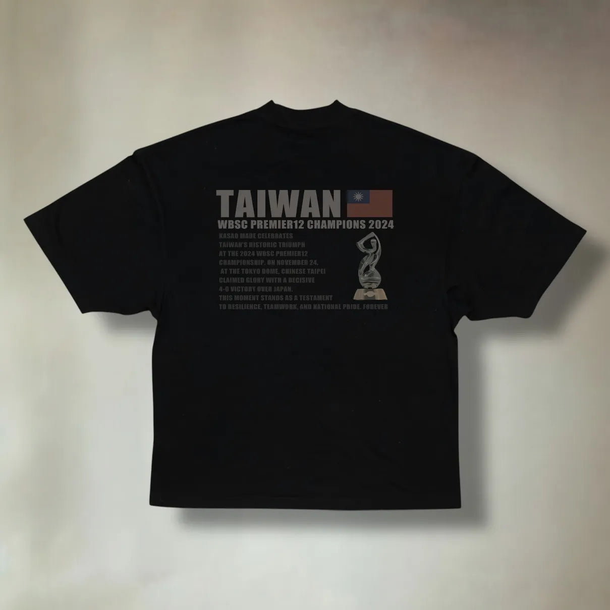 𝗞𝗔𝗦𝗔𝗢 𝗠𝗔𝗗𝗘®︎ SS25 “Champion’s Legacy” Tee Dark Black (預購需等待四周到貨，商品為手工製作耗時較久）