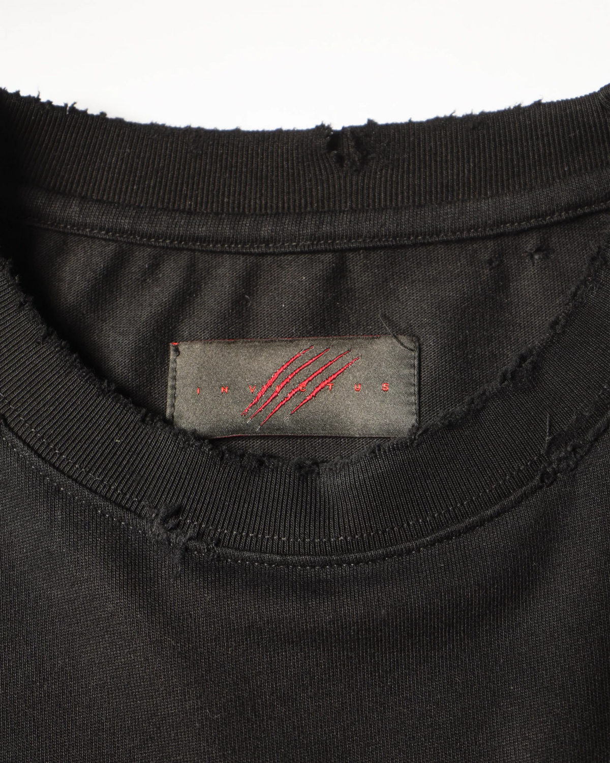 INVICTUS DESTROYED CROP TEE / 爪痕戰損短袖