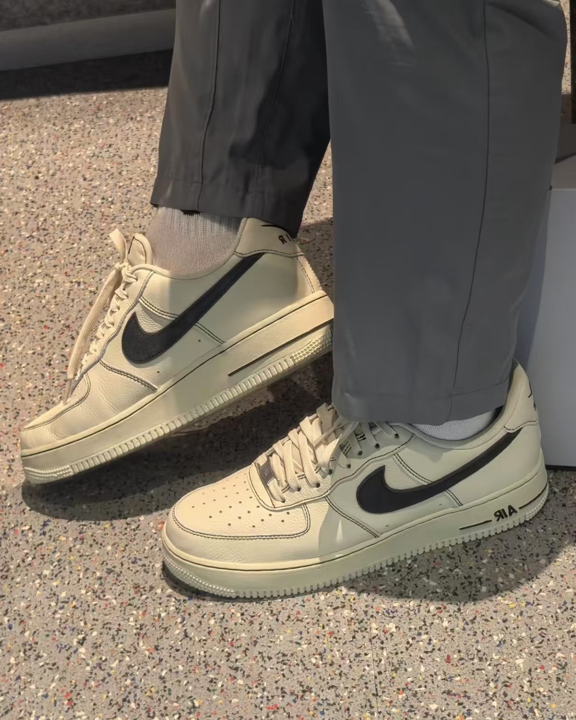 NIKE AIR FORCE 1 LOW 椰奶 米色 黑色 縫線 黑勾 復古 休閑鞋 HQ2037-200
