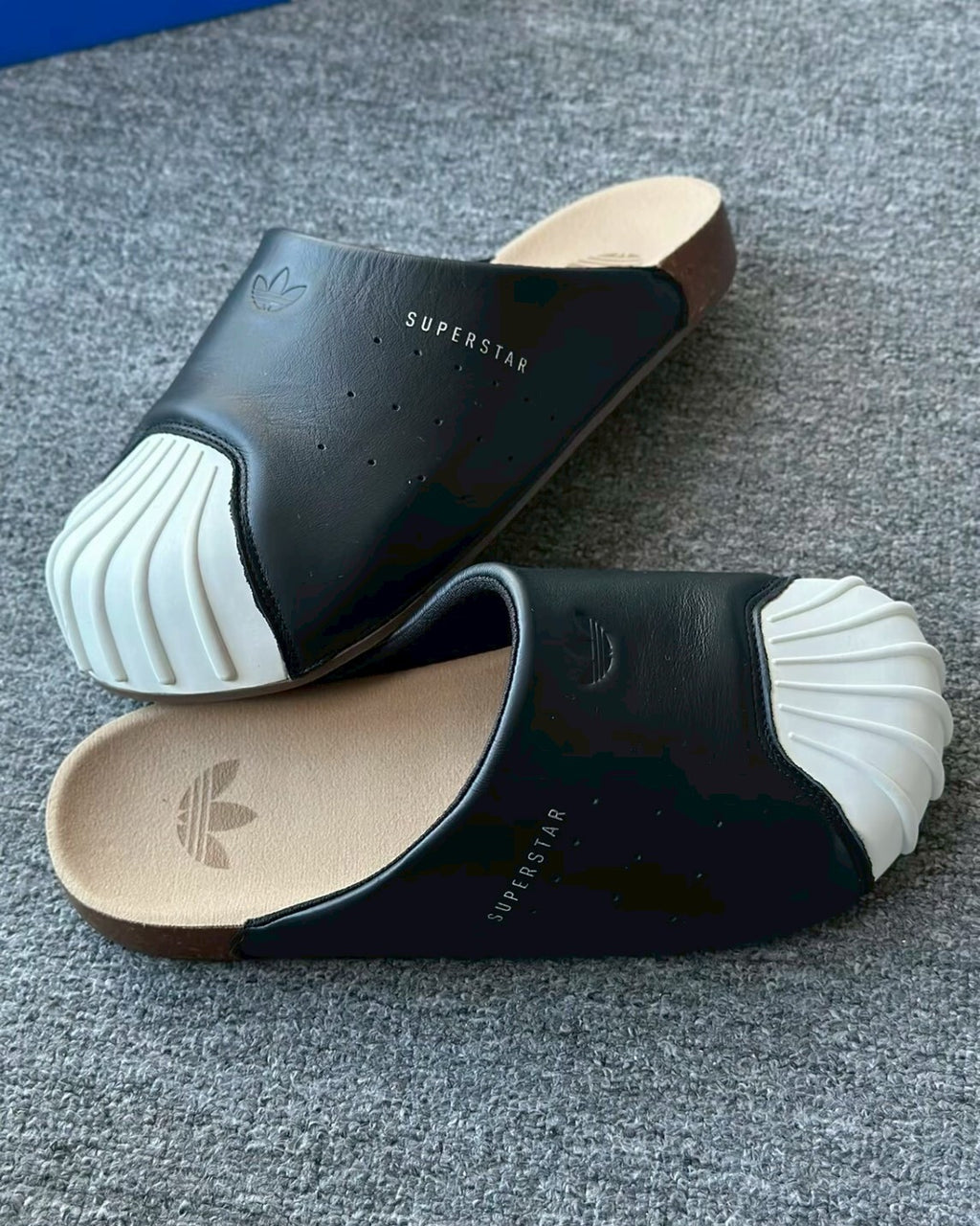 Adidas Original Adimule 黑白撞色貝殼頭皮革勃肯鞋拖鞋懶人鞋包頭鞋男女鞋 LC0411
