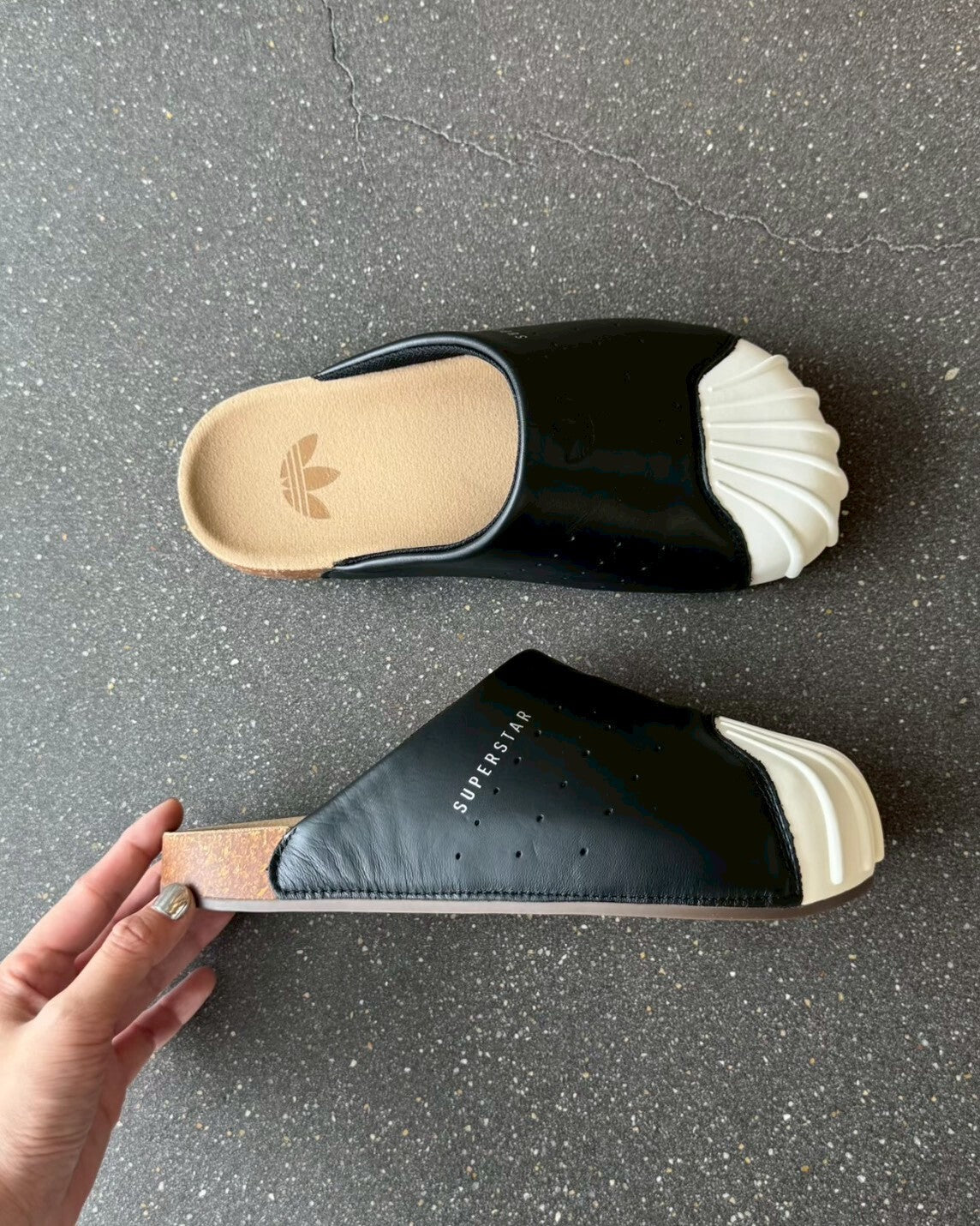 Adidas Original Adimule 黑白撞色貝殼頭皮革勃肯鞋拖鞋懶人鞋包頭鞋男女鞋 LC0411