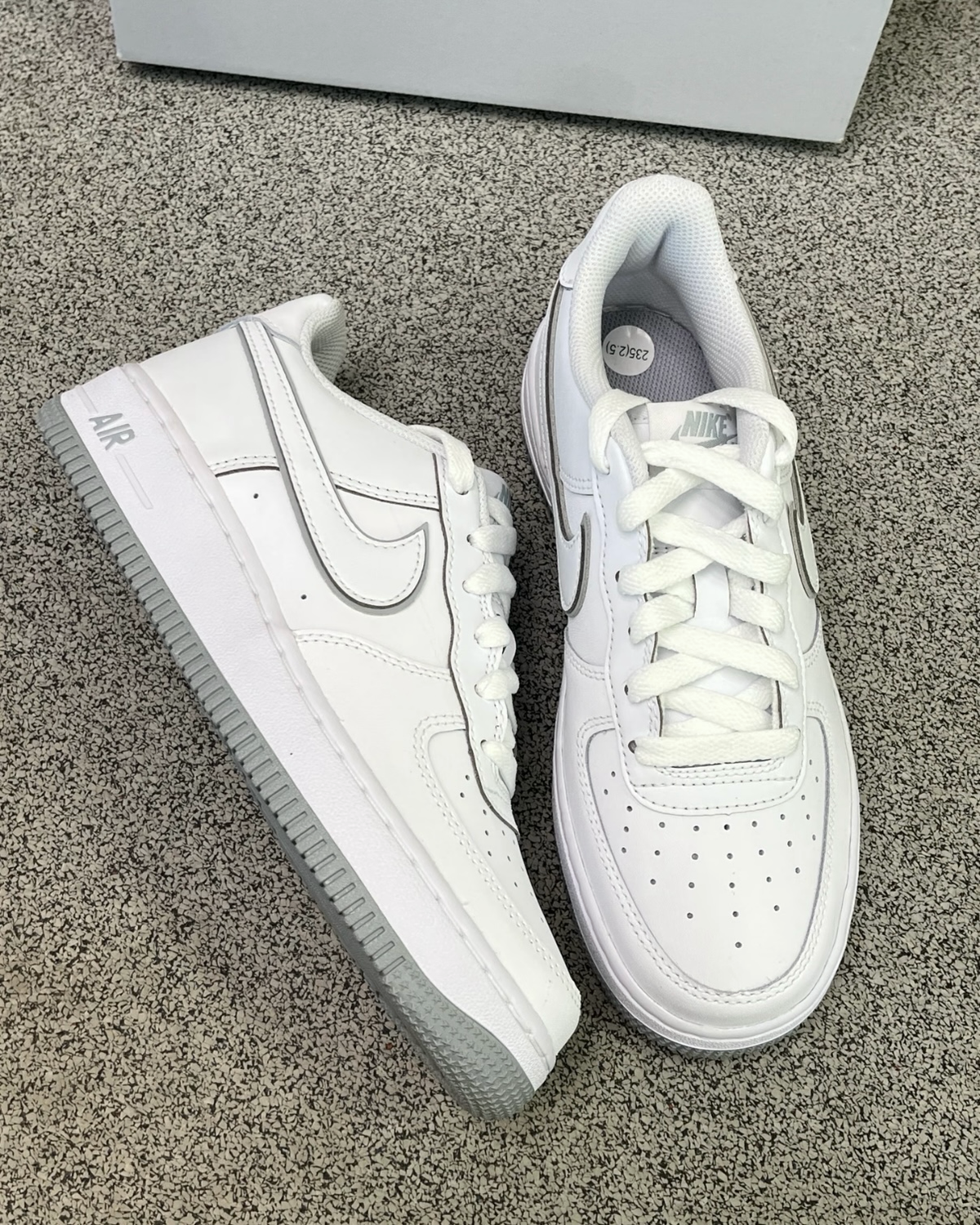 NIKE AIR FORCE 1 LOW GS 白灰 滾邊 低筒休閑鞋 大童鞋 女鞋 DX5805-100
