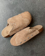 Adidas Original Adimule 卡其色钑釘鹿皮穆勒鞋勃肯鞋拖鞋懶人鞋包頭鞋男女鞋 KZ6604