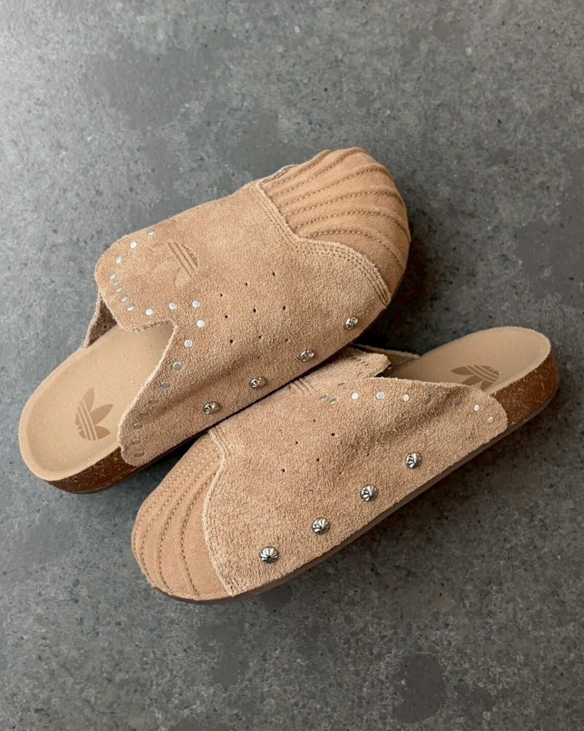 Adidas Original Adimule 卡其色钑釘鹿皮穆勒鞋勃肯鞋拖鞋懶人鞋包頭鞋男女鞋 KZ6604