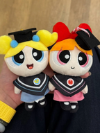 正版授權 飛天小女警 畢業 學士服 毛絨 吊飾