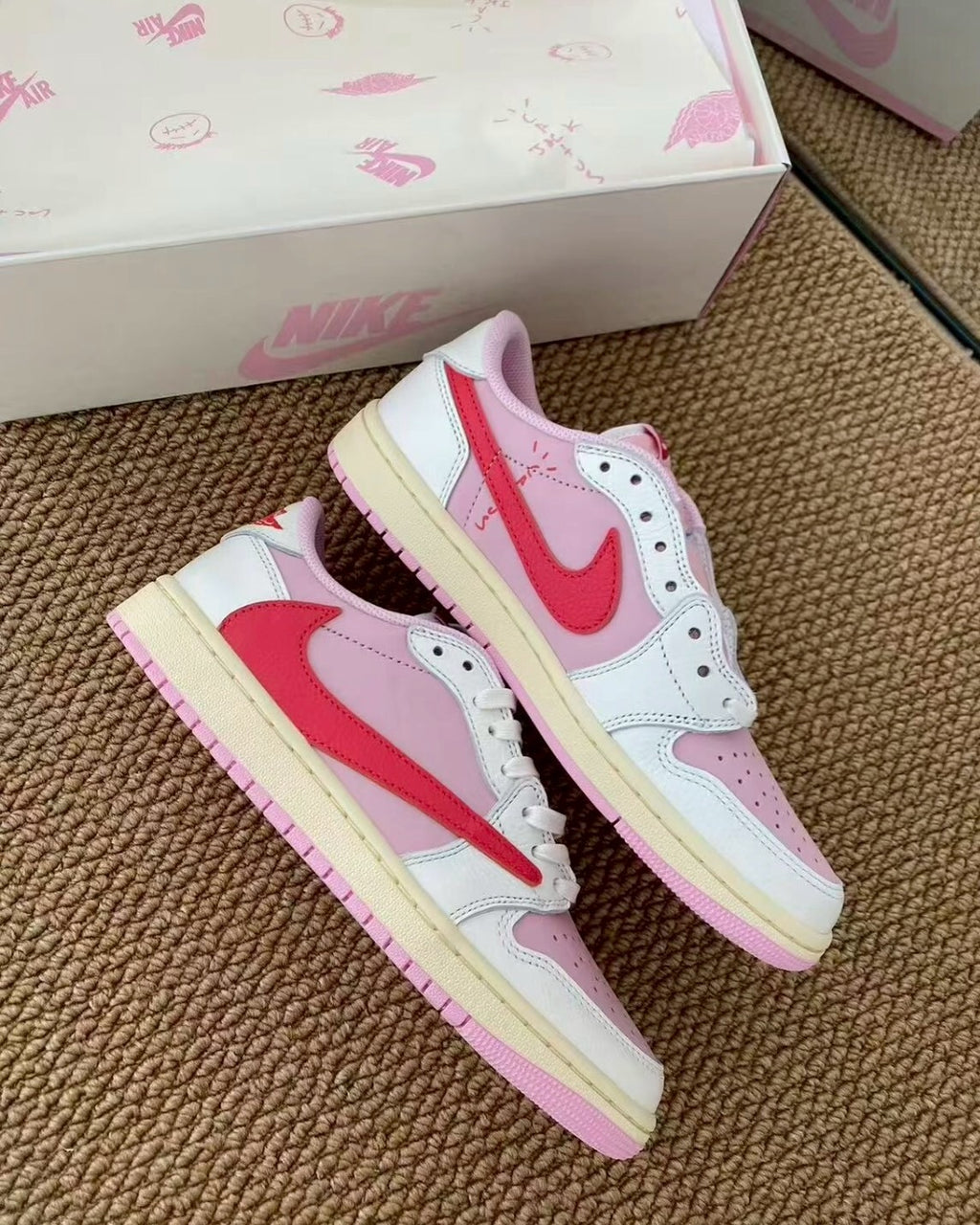 Nike AJ1 x Travis Scott 紅粉倒鉤桃粉色聯名低筒休閒鞋男女鞋 IQ7604-101
