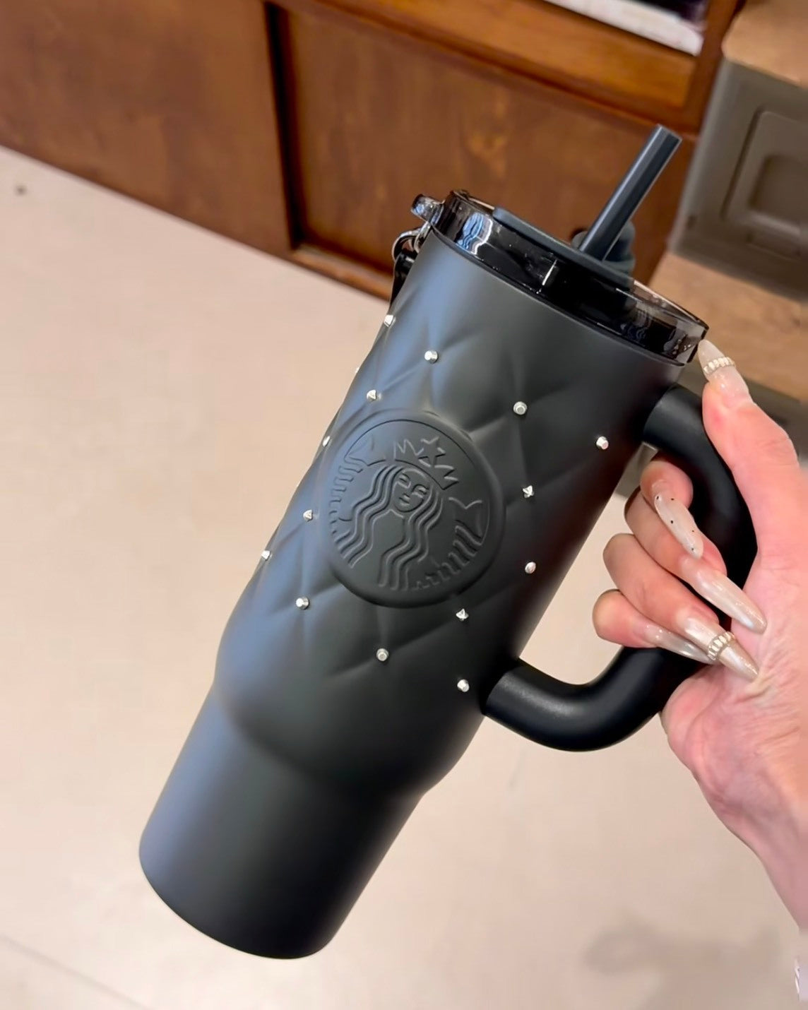STARBUCKS 星巴克 龐克芭蕾系列 霧面啦光黑 鱈釘 星星 吸管杯 配金屬挂鏈 920ML