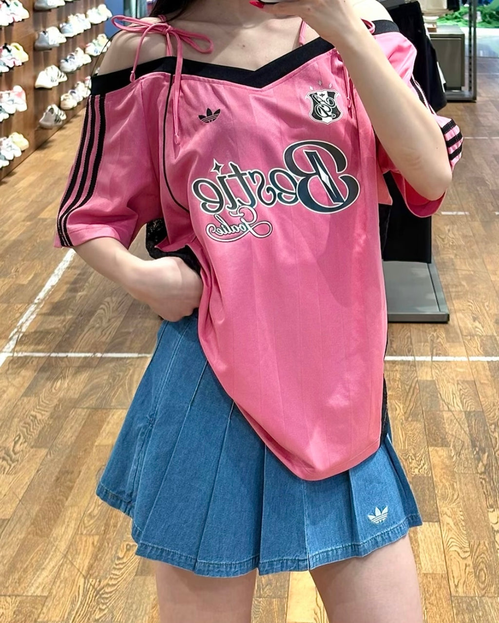 ADIDAS ORIGINALS 美式露肩吊帶蕊絲球衣寬鬆短袖上衣 深藍KU4756 玫瑰粉KU4757