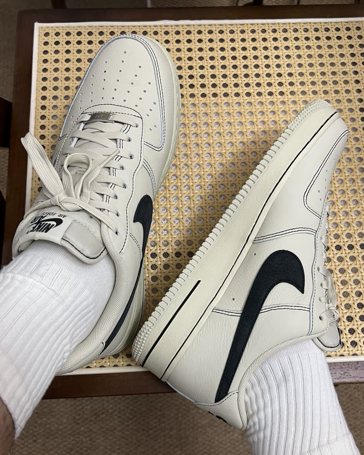 NIKE AIR FORCE 1 LOW 椰奶 米色 黑色 縫線 黑勾 復古 休閑鞋 HQ2037-200