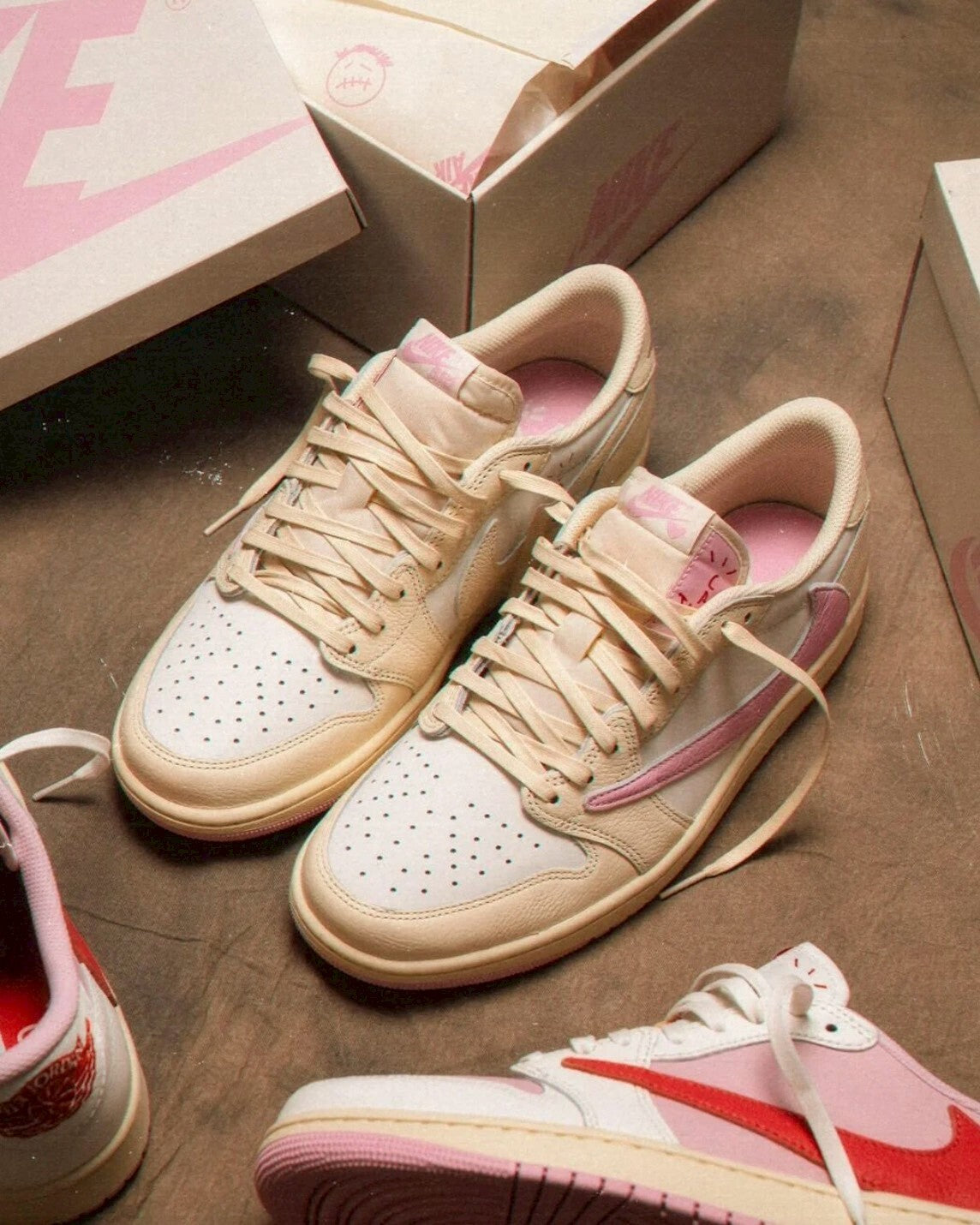 Nike AJ1 x Travis Scott 淺粉倒鉤米白粉聯名低筒休閑鞋男女鞋 IQ7604-100