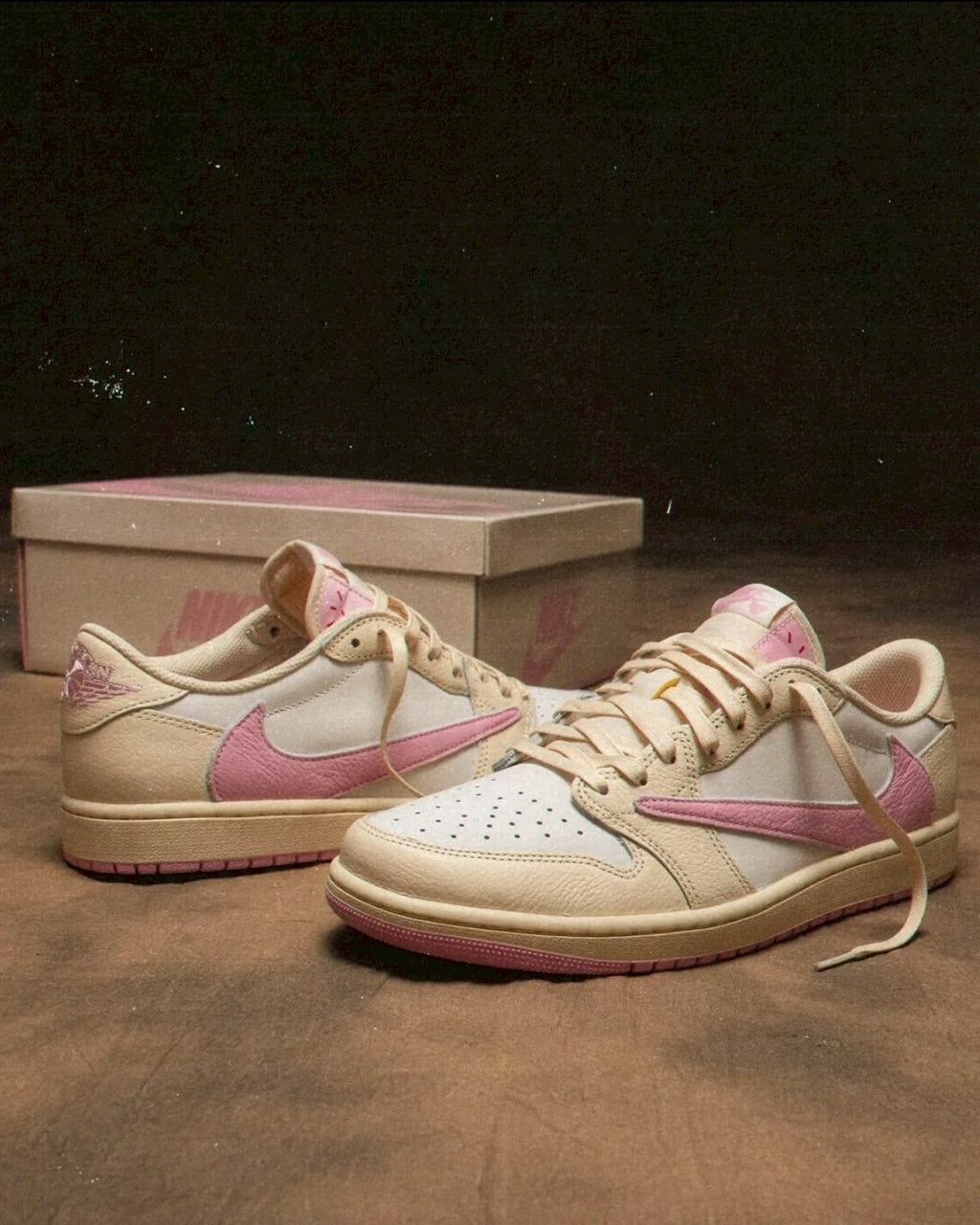 Nike AJ1 x Travis Scott 淺粉倒鉤米白粉聯名低筒休閑鞋男女鞋 IQ7604-100
