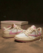Nike AJ1 x Travis Scott 淺粉倒鉤米白粉聯名低筒休閑鞋男女鞋 IQ7604-100