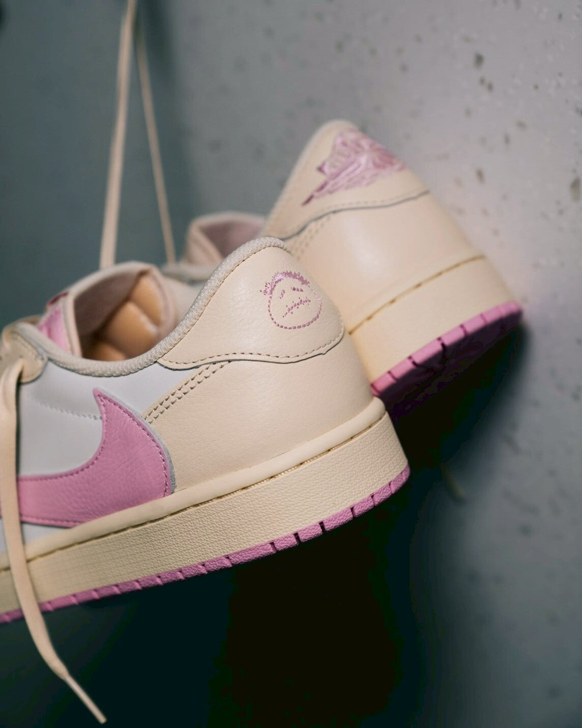 Nike AJ1 x Travis Scott 淺粉倒鉤米白粉聯名低筒休閑鞋男女鞋 IQ7604-100