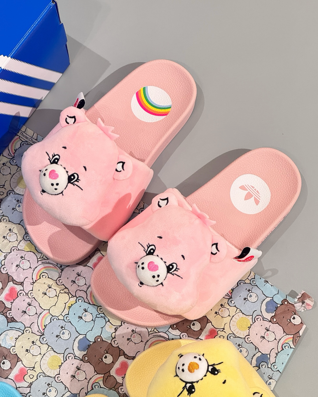 ADIDAS x CARE BEARS Adilette 彩虹熊聯名毛絨拖鞋睡覺熊陽光熊樂觀熊