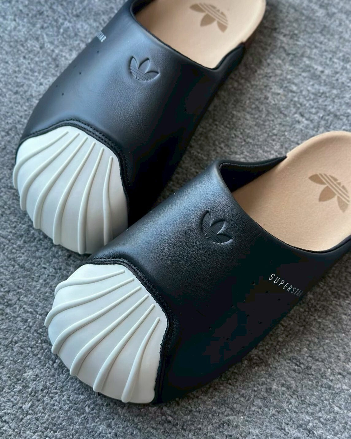 Adidas Original Adimule 黑白撞色貝殼頭皮革勃肯鞋拖鞋懶人鞋包頭鞋男女鞋 LC0411