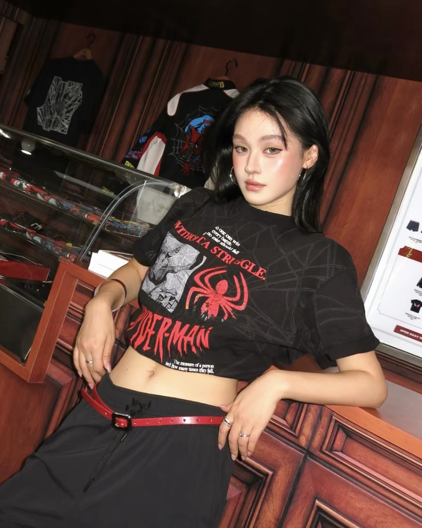 UNDEFEATED x 蜘蛛人 復古漫畫 聯名款 落肩 圓領 短袖 短Tee 上衣 黑色 紅色