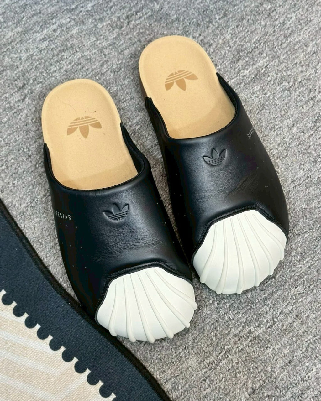 Adidas Original Adimule 黑白撞色貝殼頭皮革勃肯鞋拖鞋懶人鞋包頭鞋男女鞋 LC0411