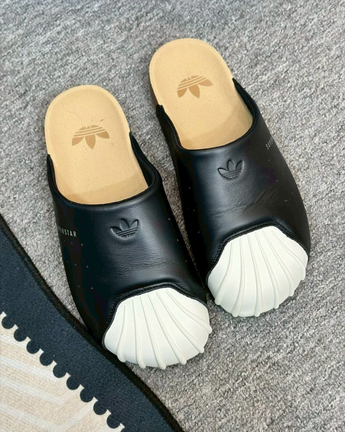 Adidas Original Adimule 黑白撞色貝殼頭皮革勃肯鞋拖鞋懶人鞋包頭鞋男女鞋 LC0411
