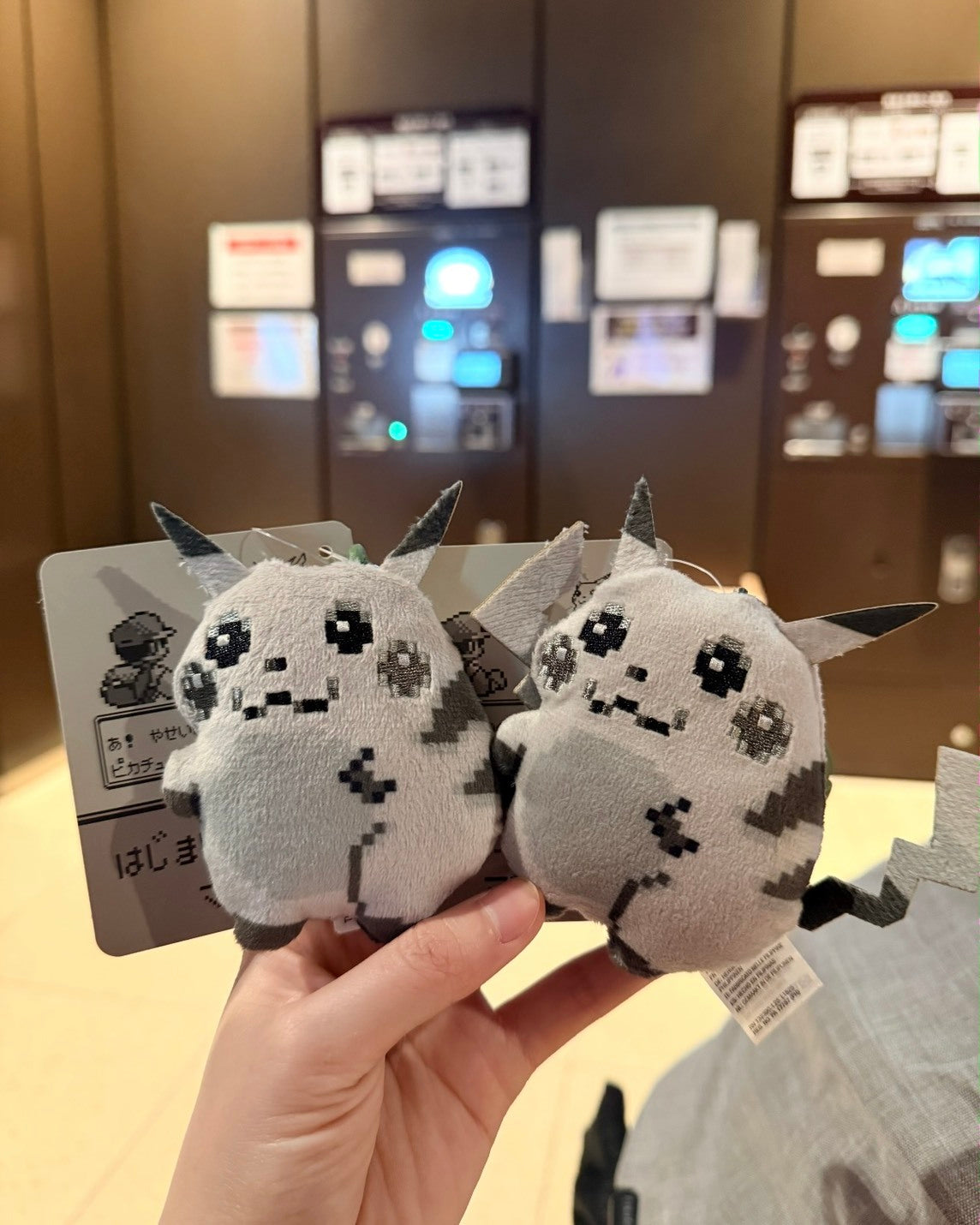 Pokémon Center 像素皮卡丘娃娃與吊飾｜商品圖片 7