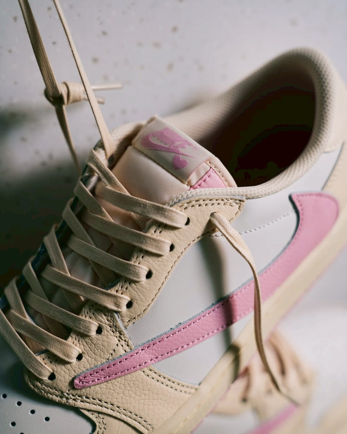 Nike AJ1 x Travis Scott 淺粉倒鉤米白粉聯名低筒休閑鞋男女鞋 IQ7604-100