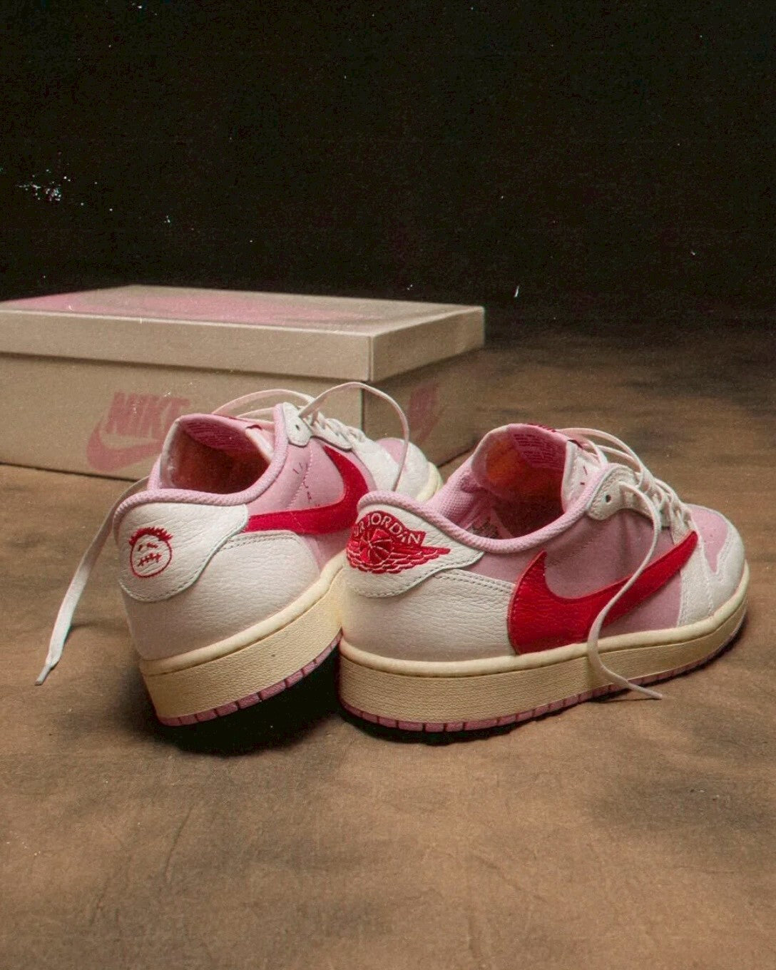 Nike AJ1 x Travis Scott 紅粉倒鉤桃粉色聯名低筒休閒鞋男女鞋 IQ7604-101