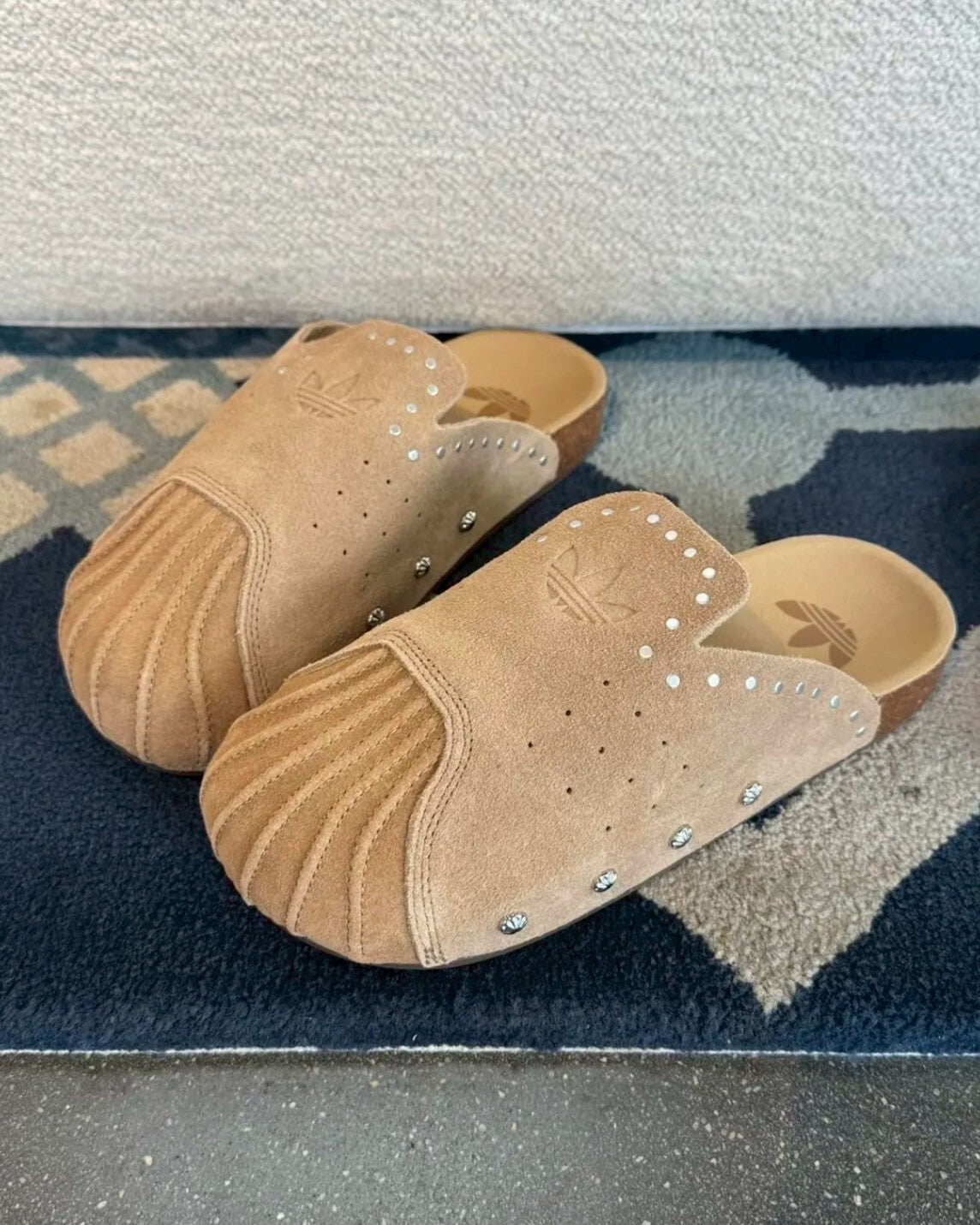 Adidas Original Adimule 卡其色钑釘鹿皮穆勒鞋勃肯鞋拖鞋懶人鞋包頭鞋男女鞋 KZ6604