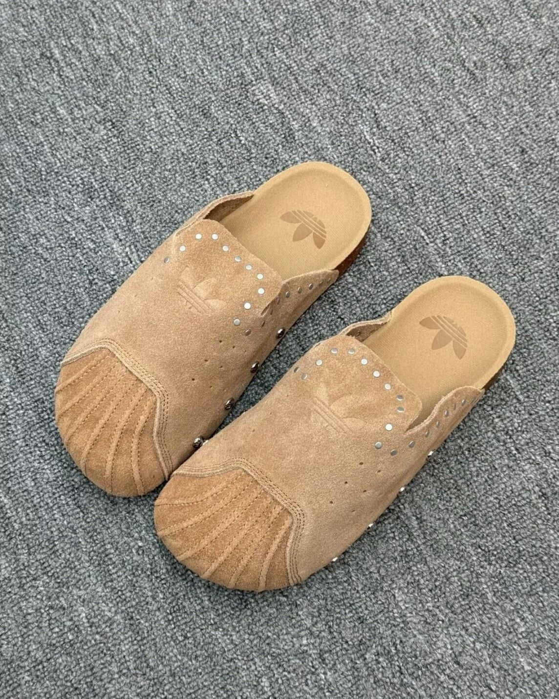 Adidas Original Adimule 卡其色钑釘鹿皮穆勒鞋勃肯鞋拖鞋懶人鞋包頭鞋男女鞋 KZ6604