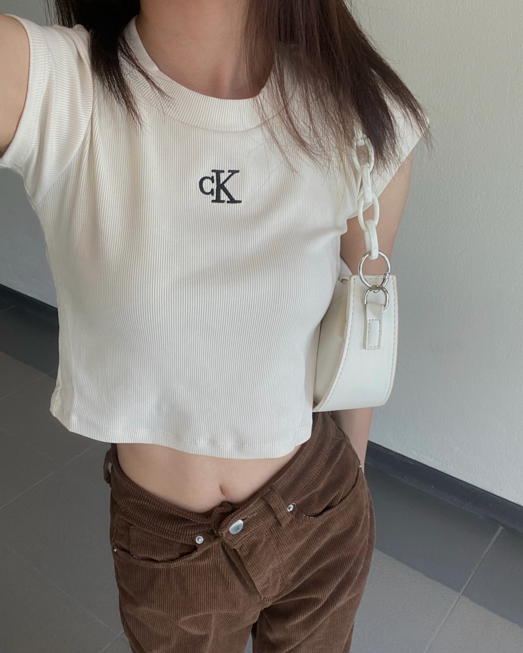 CALVIN KLEIN 刺繡螺紋 CK 短版 短袖 短Tee 上衣 ZW02588