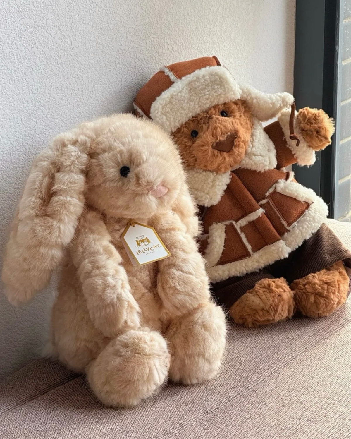 JELLYCAT 洛杉矶限定 巴賽羅熊 金標奶油邦尼兔 毛茅茅手套 圍巾熱可可 薑餅屋
