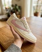 Nike AJ1 x Travis Scott 淺粉倒鉤米白粉聯名低筒休閑鞋男女鞋 IQ7604-100