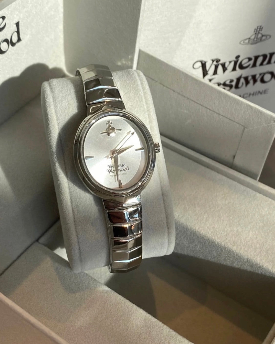 Vivienne Westwood Armour Watch 經典盔甲蛇骨腕錶 銀色