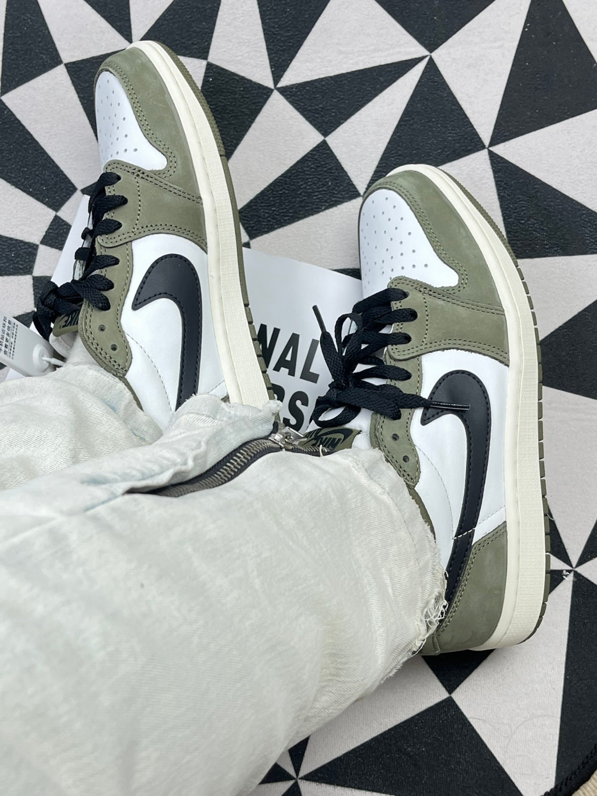 Nike Air Jordan 1 Retro Low OG 小倒勾 橄欖綠 大童鞋 HQ6999-200