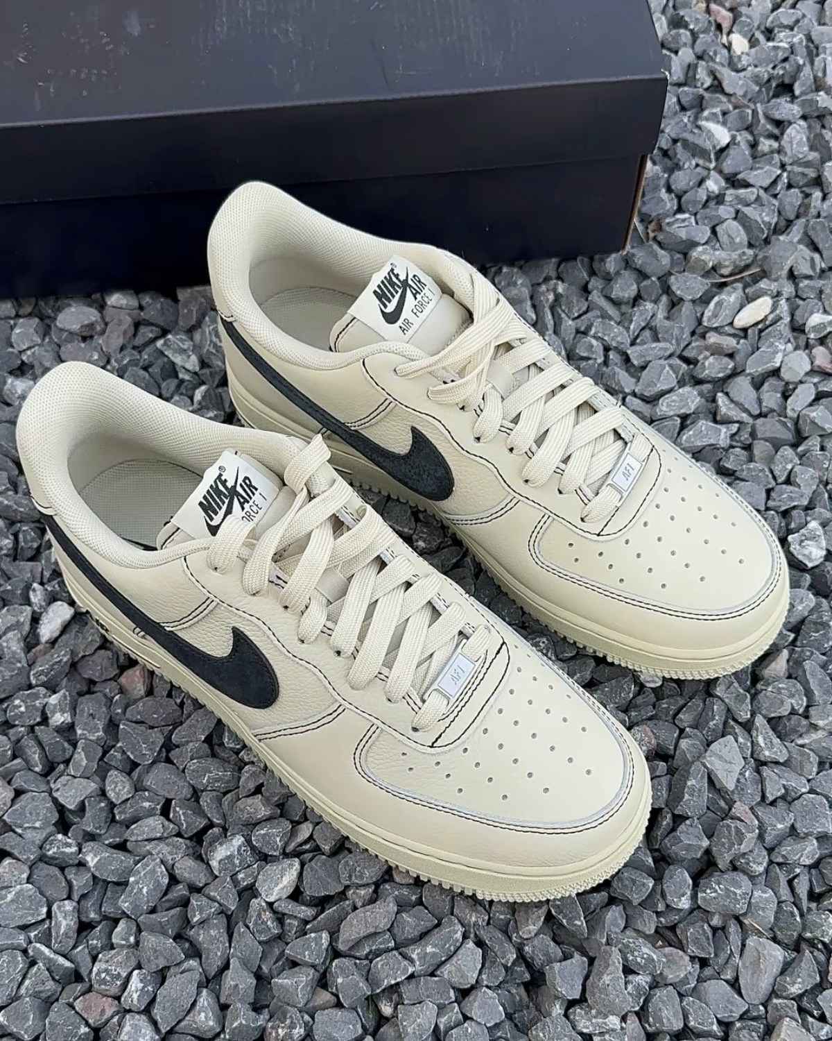 NIKE AIR FORCE 1 LOW 椰奶 米色 黑色 縫線 黑勾 復古 休閑鞋 HQ2037-200