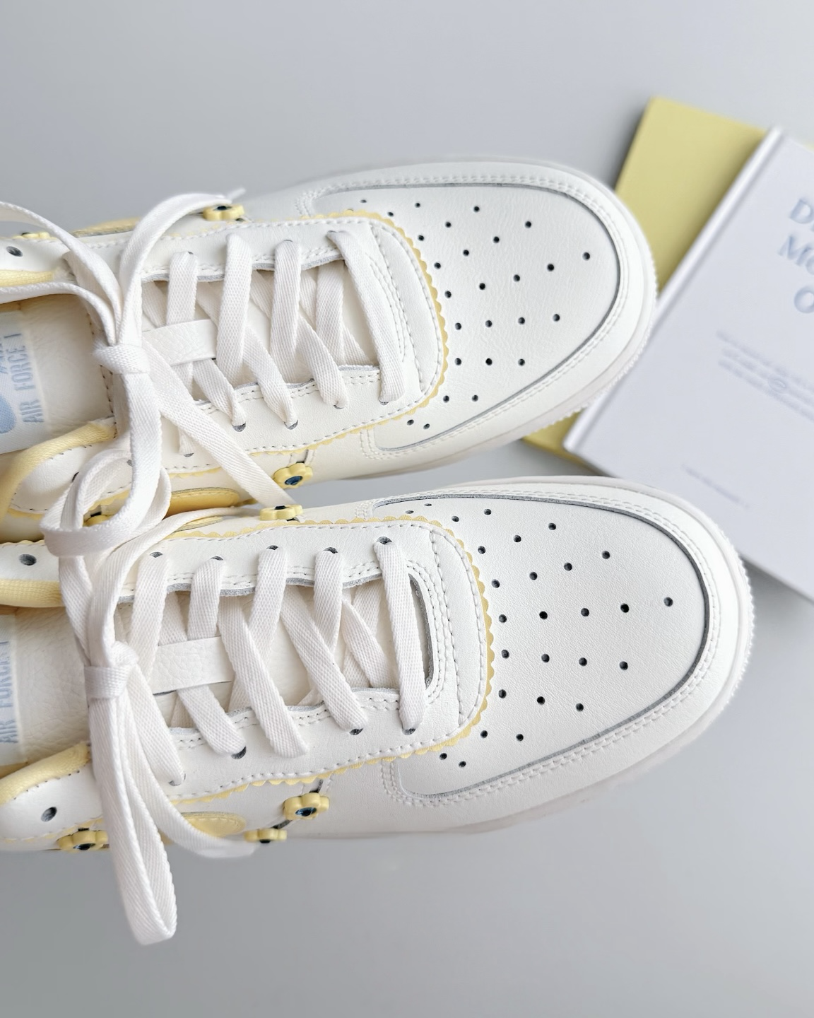 NIKE AIR FORCE 1 檔檬黃 奶油小黃花 低筒休閑鞋 女鞋 IW2348-170