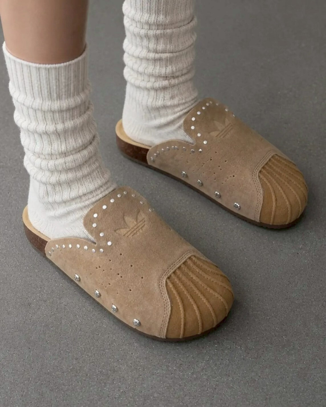 Adidas Original Adimule 卡其色钑釘鹿皮穆勒鞋勃肯鞋拖鞋懶人鞋包頭鞋男女鞋 KZ6604