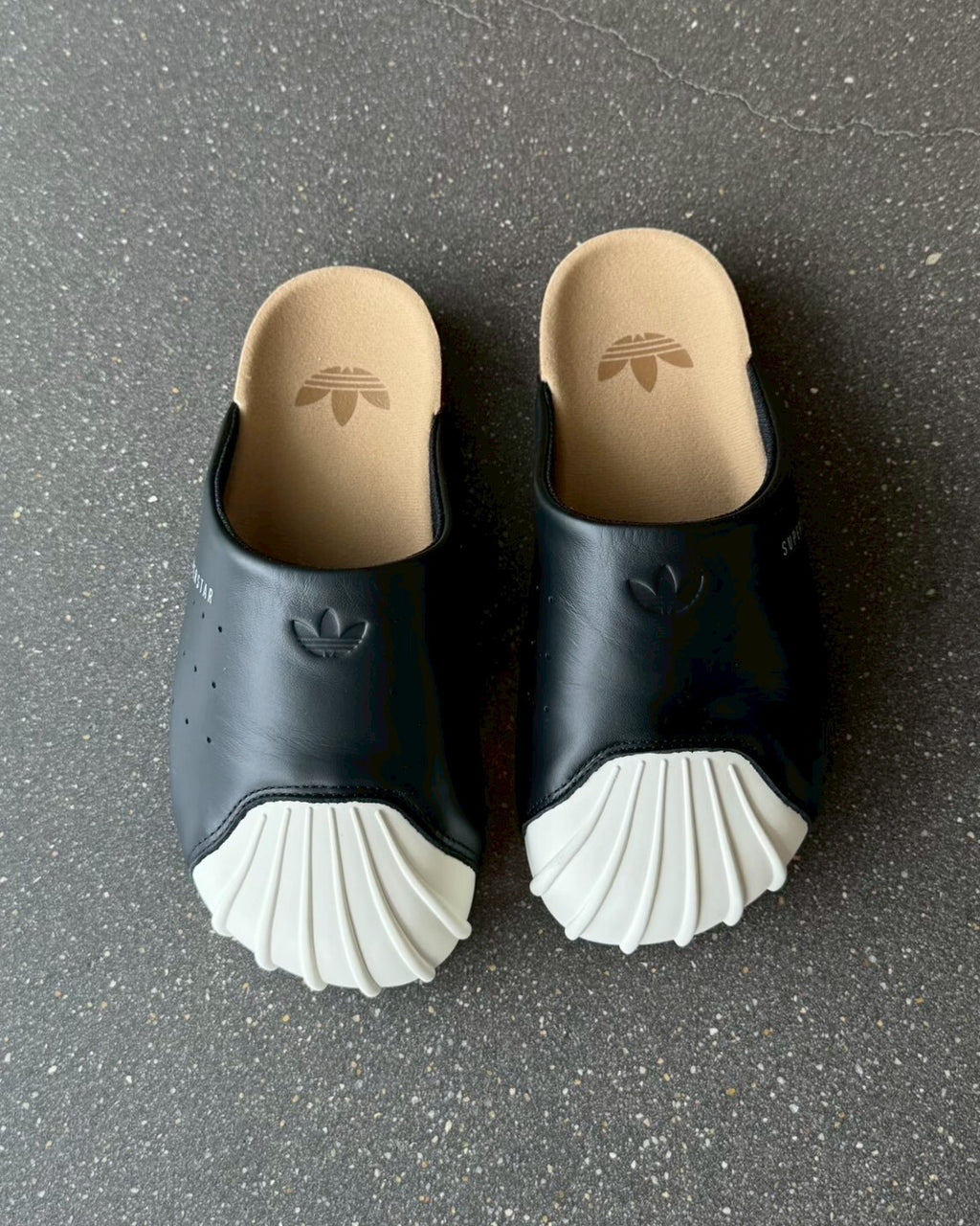 Adidas Original Adimule 黑白撞色貝殼頭皮革勃肯鞋拖鞋懶人鞋包頭鞋男女鞋 LC0411