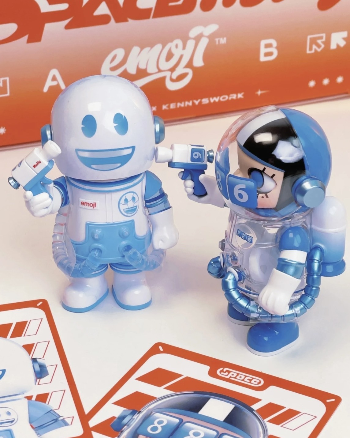 POPMART MEGA SPACE MOLLY × emoji™ 100% 聯名系列 泡泡瑪特