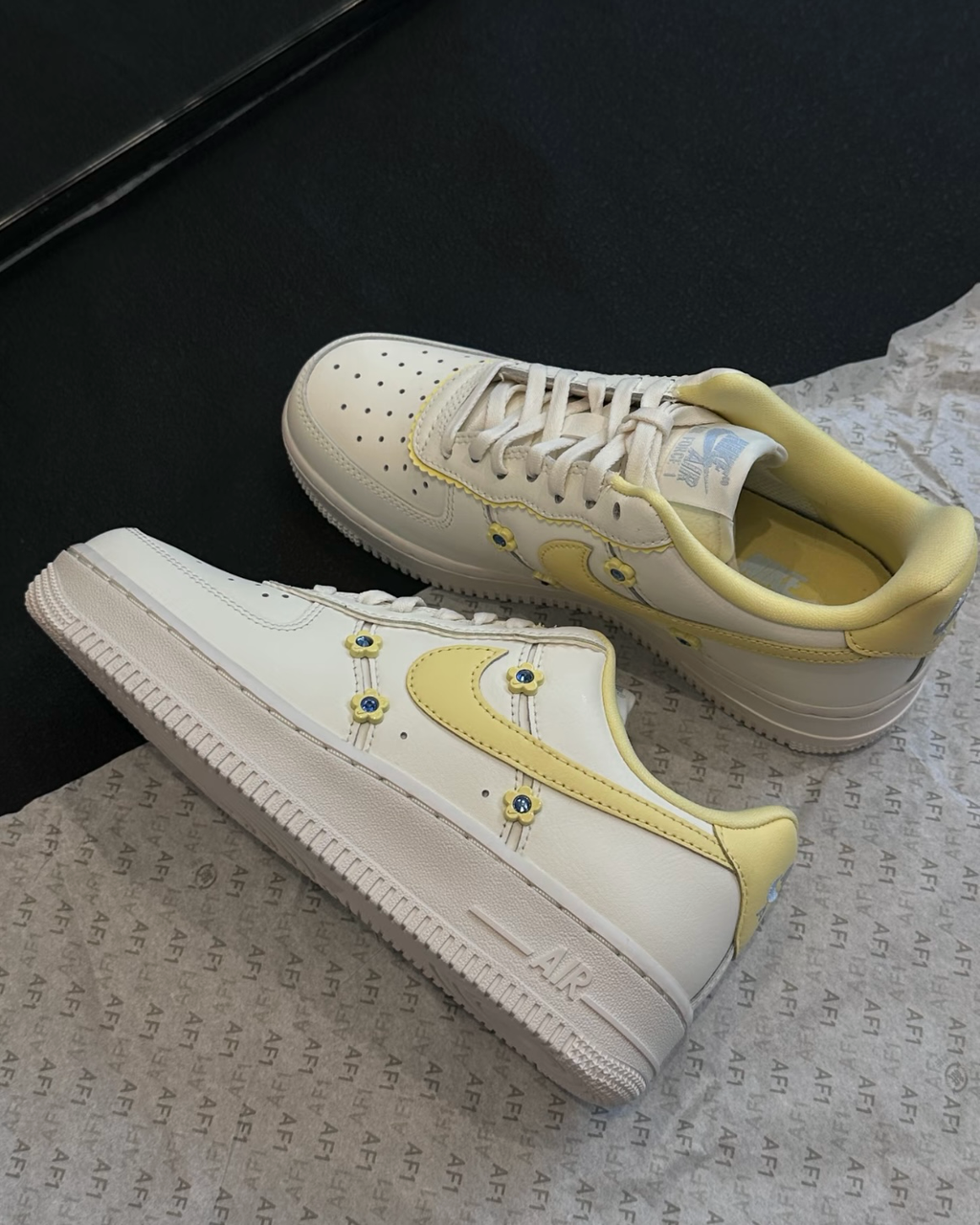 NIKE AIR FORCE 1 檔檬黃 奶油小黃花 低筒休閑鞋 女鞋 IW2348-170